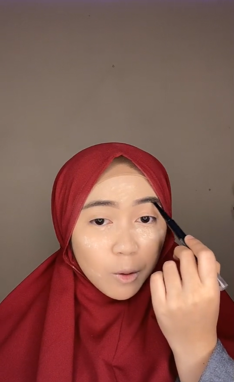 Membuat Riasan Ala Wanita India