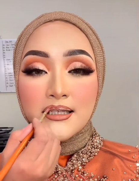 Memakai Liquid Lipstick