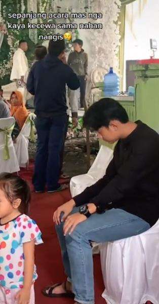 Pemuda terlihat sedih dan nahan tangis sepanjang resepsi pernikahan.