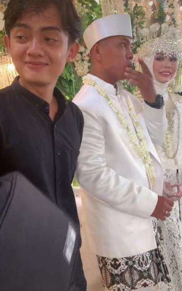 Pemuda terlihat sedih dan nahan tangis sepanjang resepsi pernikahan.