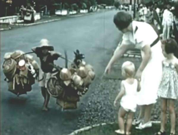 Bocah pribumi tahun 1938 bersama keluarga Belanda.
