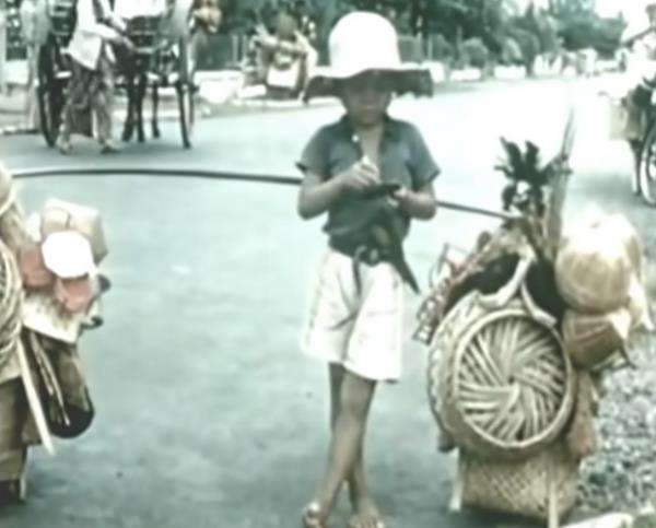 Bocah pribumi tahun 1938 bersama keluarga Belanda.