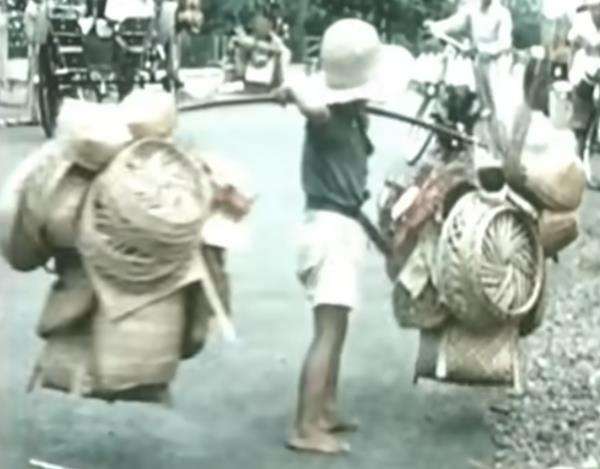 Bocah pribumi tahun 1938 bersama keluarga Belanda.
