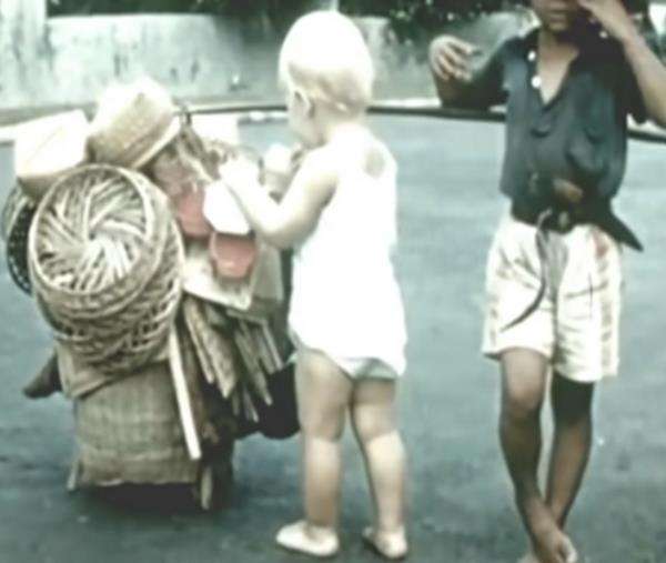 Bocah pribumi tahun 1938 bersama keluarga Belanda.