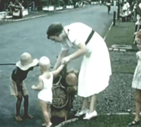 Bocah pribumi tahun 1938 bersama keluarga Belanda.