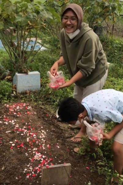 Momen tabur bunga di atas pusara mama.