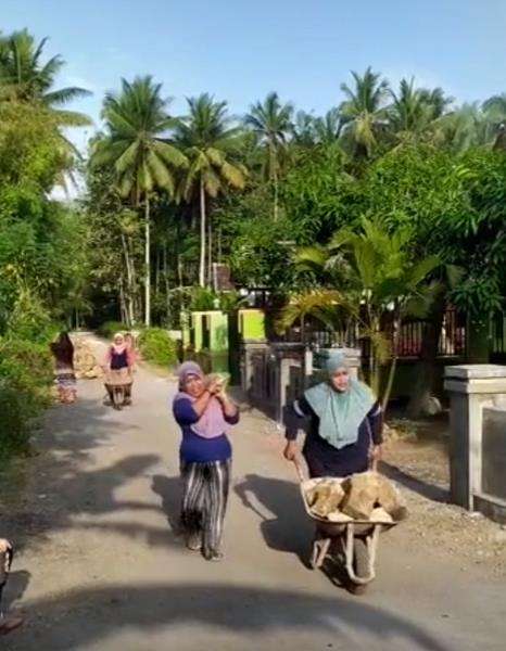 Emak-emak ras terkuat di Bumi, angkut batu sambil mengomel.