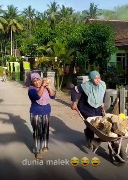 Emak-emak ras terkuat di Bumi, angkut batu sambil mengomel.
