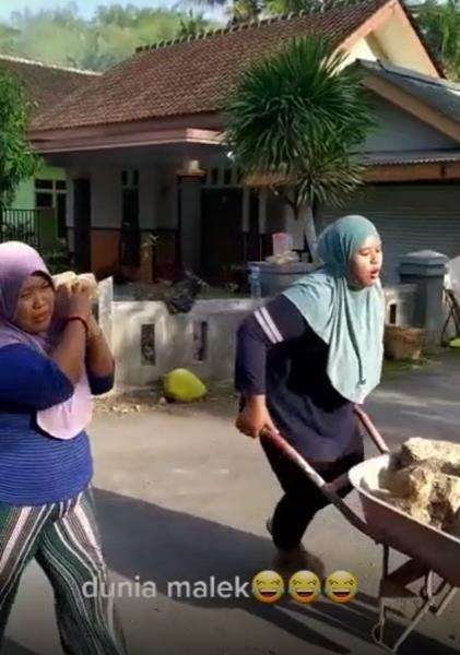 Emak-emak ras terkuat di Bumi, angkut batu sambil mengomel.