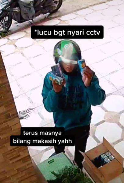 Kurir antar paket ke rumah yang menyediakan air minum gratis.