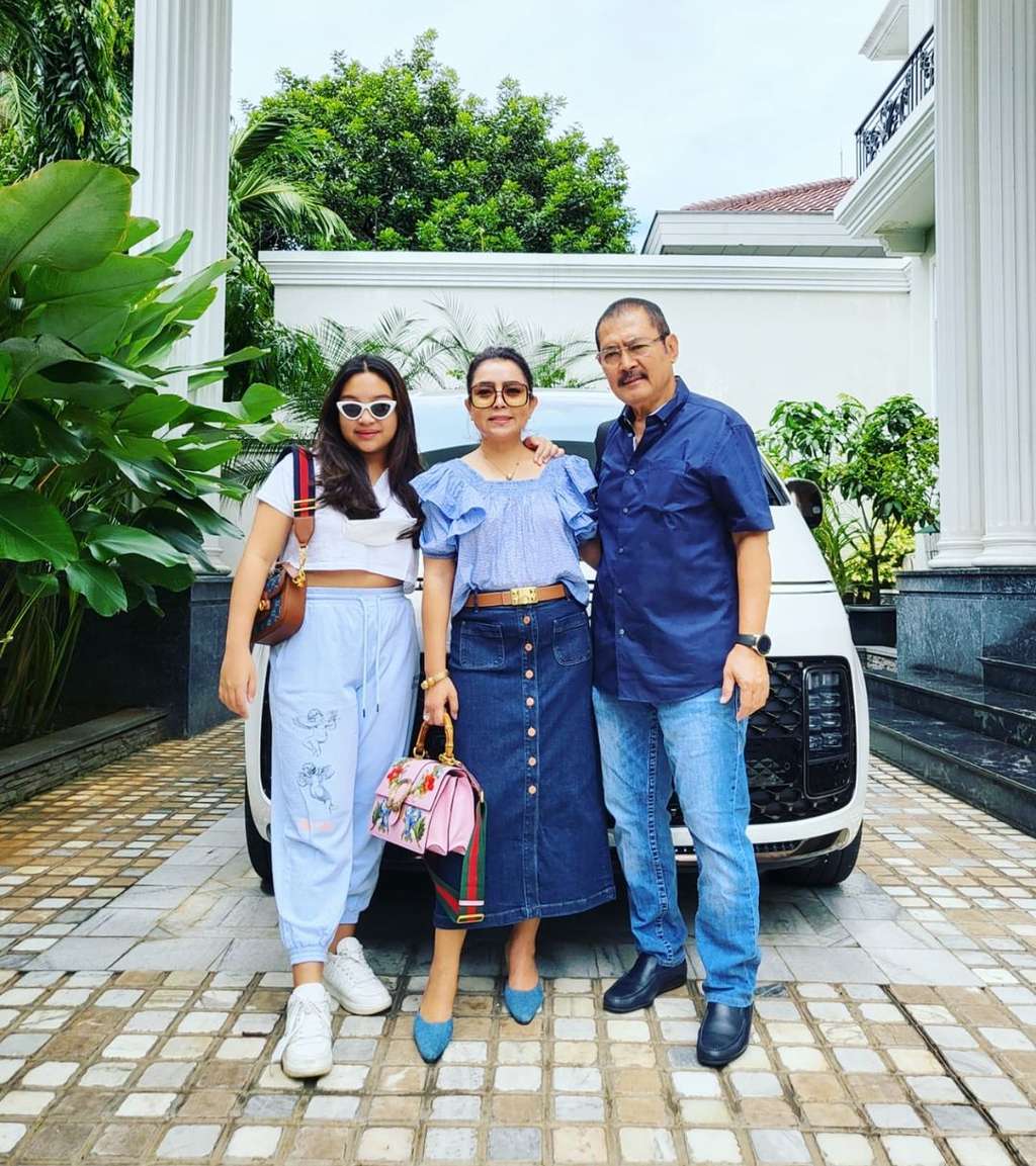 Mayangsari bareng anak dan istri