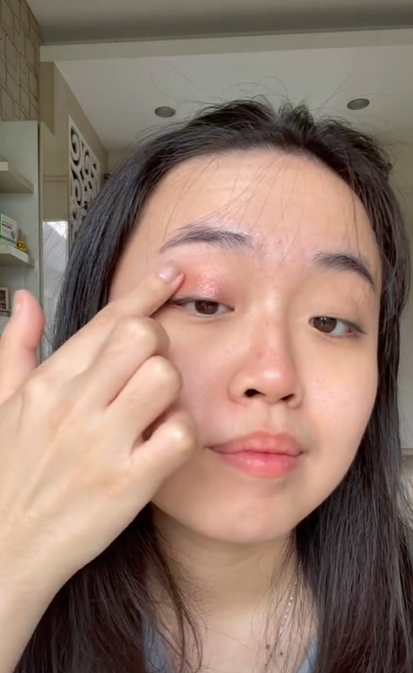 Menggunakan Eyeshadow
