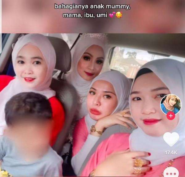 Mimi foto bersama dengan para istri muda suaminya.