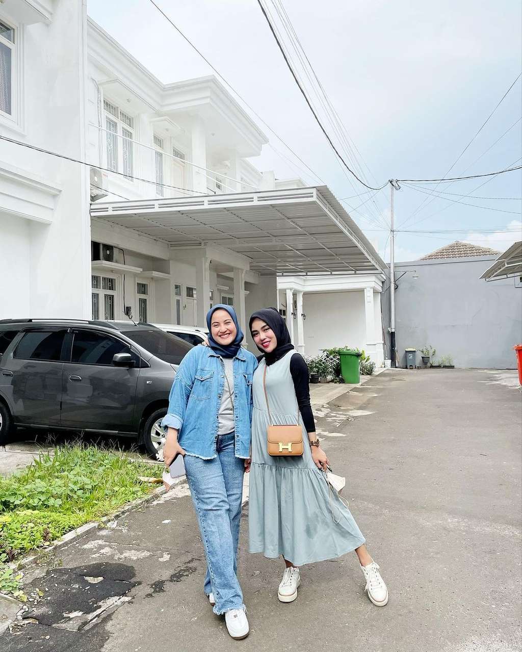 Medina dan sahabatnya pemilik rumah