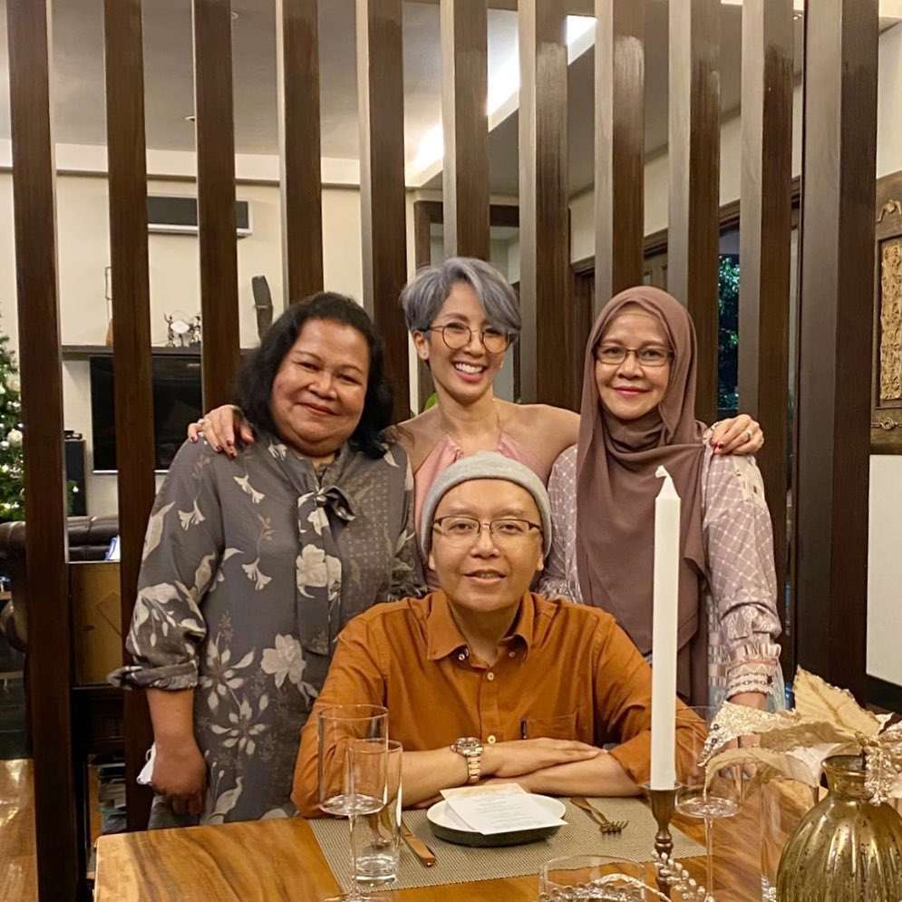 Ari Lasso bersama istri dan kakaknya