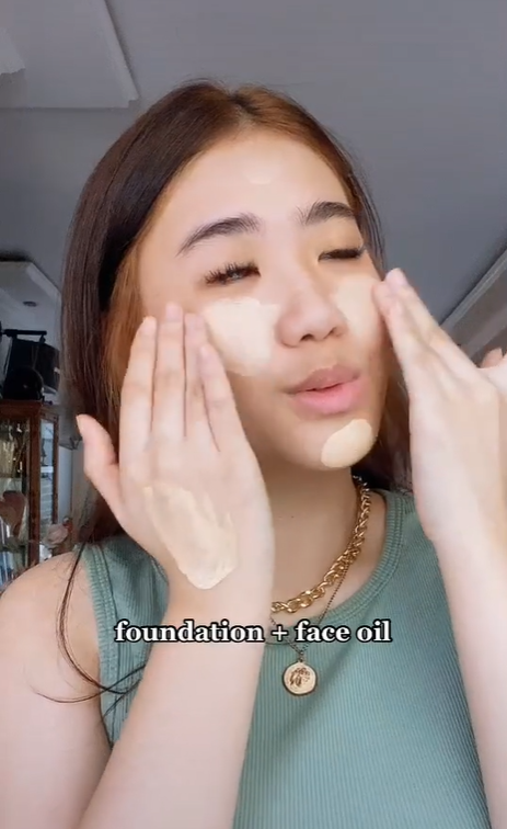 Memakai Campuran Foundation dan Face Oil