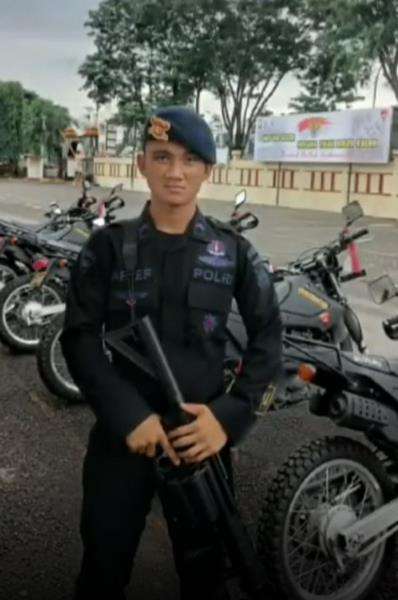 Awalnya cuma mimpi bisa pakai seragam polisi seperti ayah.