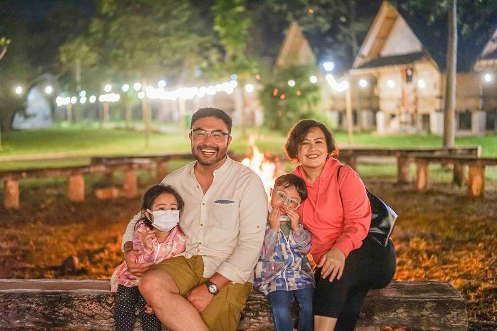 Cynthia Lamusu bersama suami dan dua anaknya