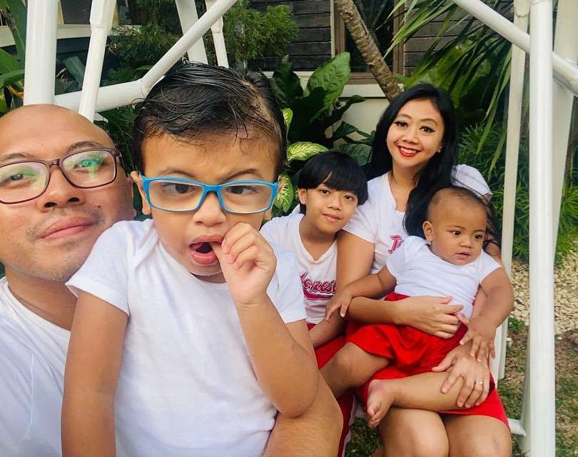 Asri Welas bersama suami dan ketiga anaknya