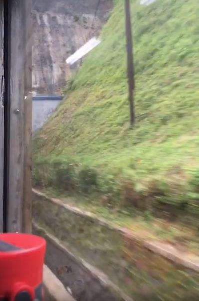 Mau rekam pemandangan dalam terowongan kereta api malah kena mental.