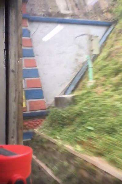 Mau rekam pemandangan dalam terowongan kereta api malah kena mental.