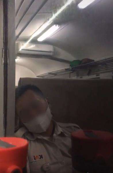 Mau rekam pemandangan dalam terowongan kereta api malah kena mental.