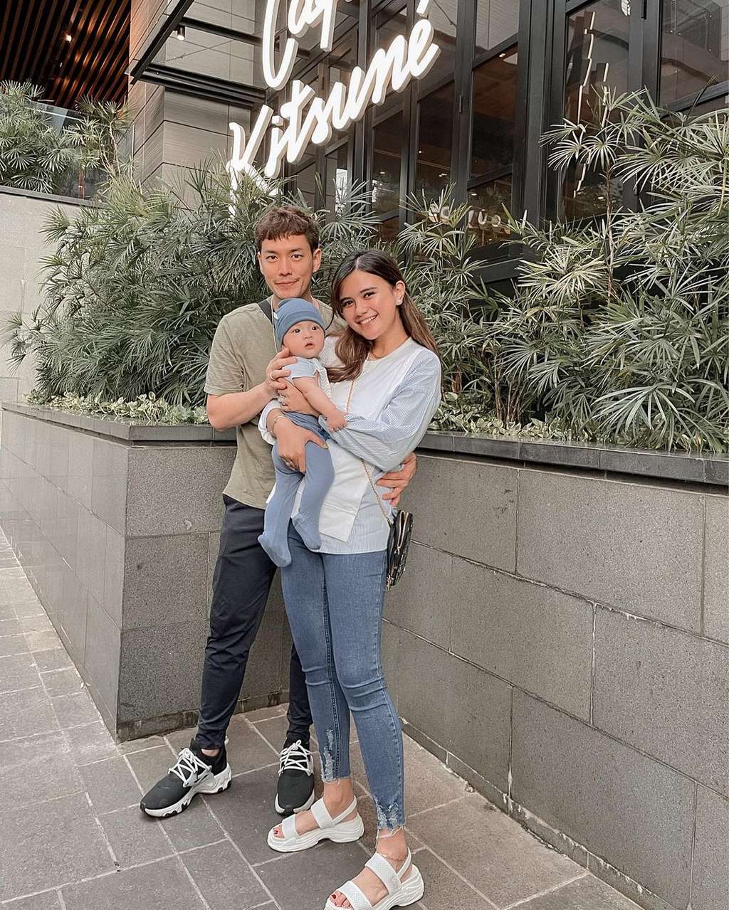 Audi Marissa bersama suami dan putranya