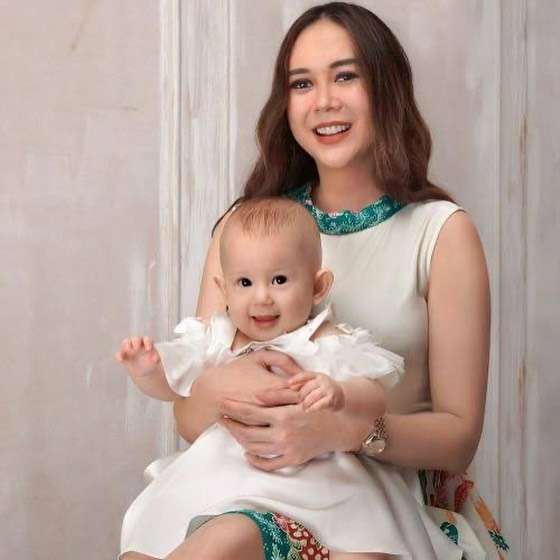 Aura Kasih dan putrinya