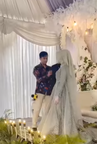 Mantan Hadir Sebagai Fotografer di Acara Pernikahan