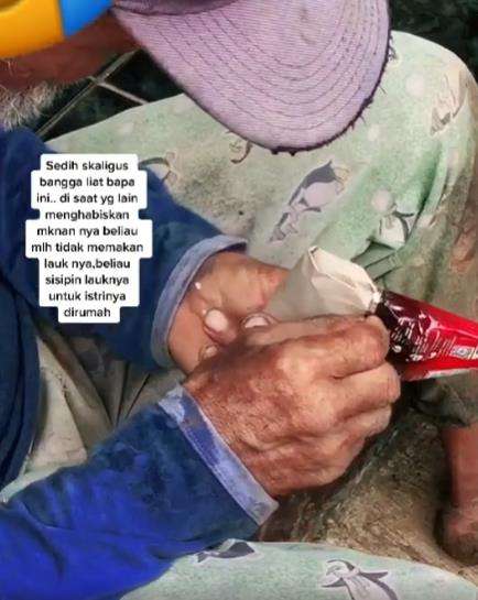 Aksi kakek sisihkan lauk untuk istri di rumah bikin haru.