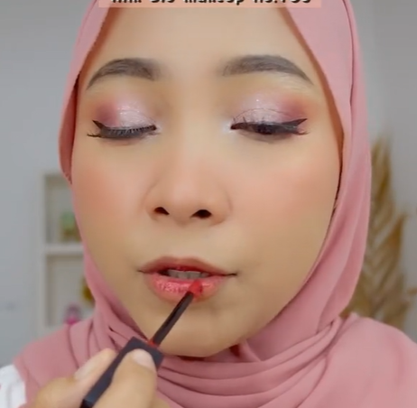 Memakai Lipstik