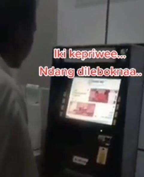 Diajari transaksi malah santuy nonton iklan bank.
