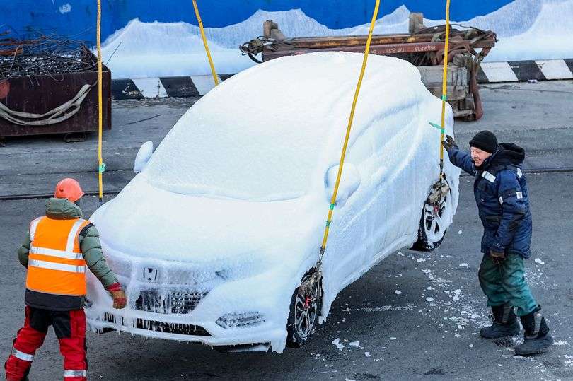 Mobil tertutup salju di Rusia.