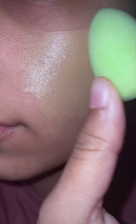 Mengaplikasikan Makeup