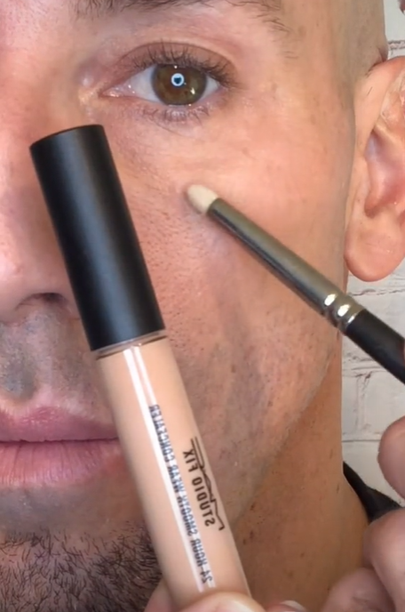 Mengaplikasikan Concealer