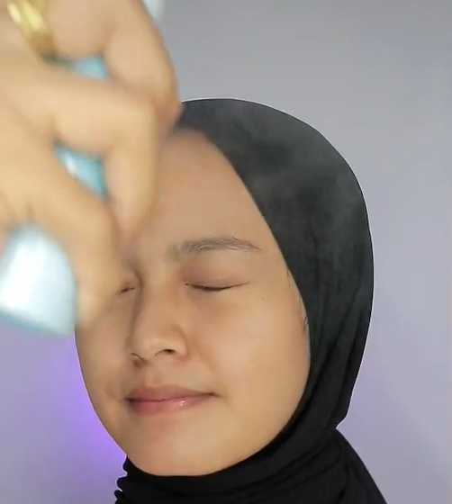 Menyemprotkan Face Spray