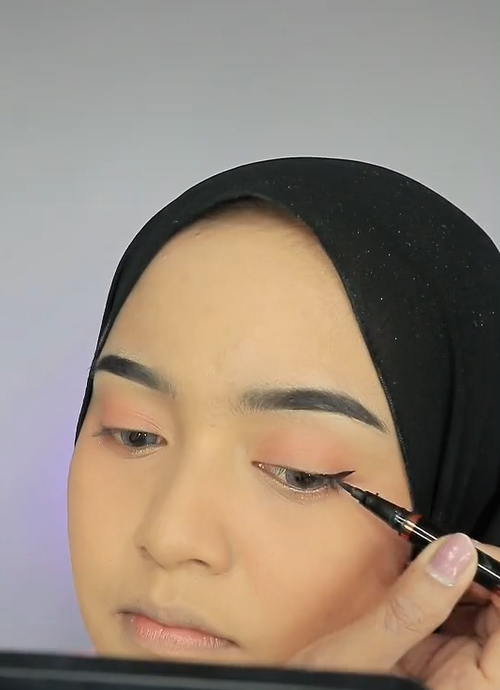 Memakai Eyeliner