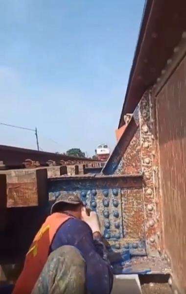 Momen mendebarkan pekerja perbaiki rel saat kereta api lewat.