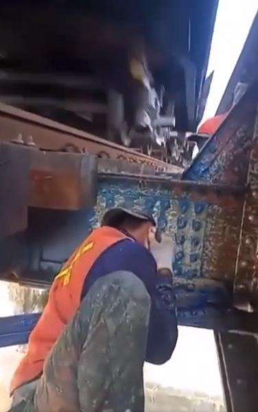 Momen mendebarkan pekerja perbaiki rel saat kereta api lewat.