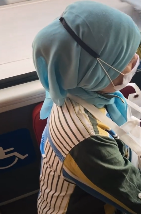 Hijaber Gunakan Tali Bra Sebagai Pengait Masker