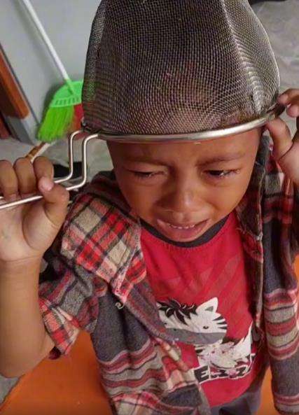 Kepala bocah kejepit saringan gara-gara meniru squid game.