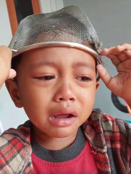 Kepala bocah kejepit saringan gara-gara meniru squid game.