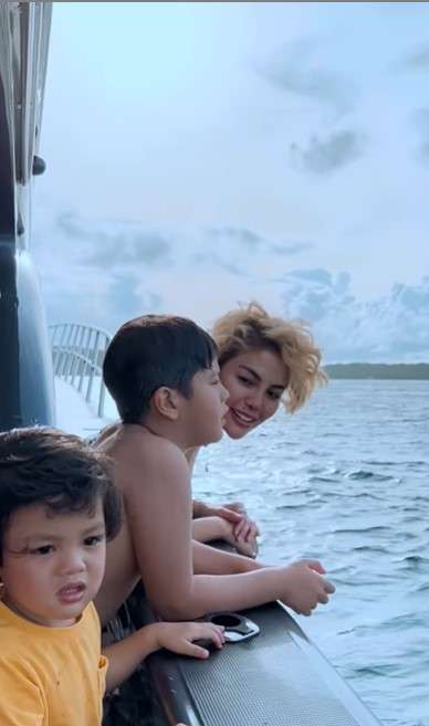 Nikita bersama dua putranya