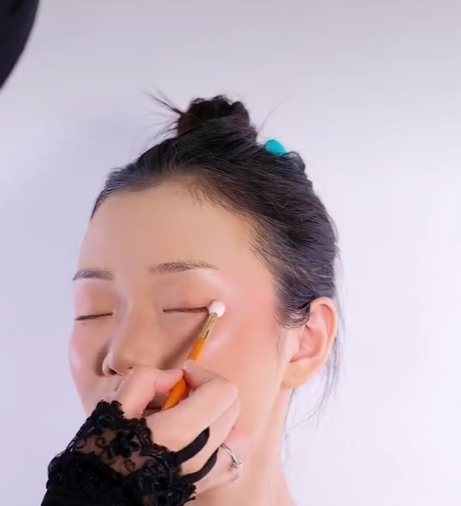 Mengaplikasikan Eyeshadow