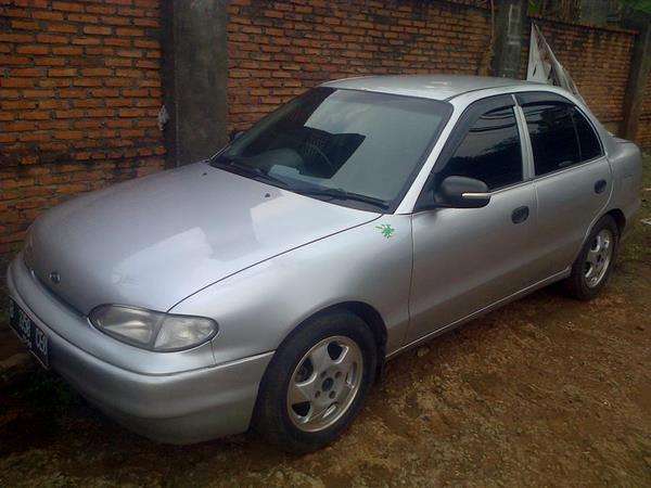 Mobil nasional Bimantara Cakra mirip dengan Hyundai Accent.