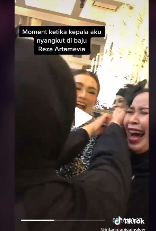 fans minta foto bareng Reza Artamevia