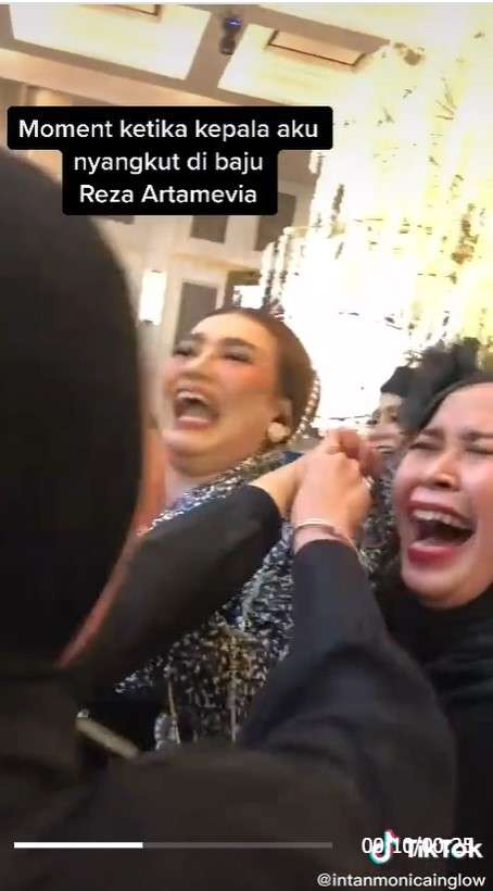 Reza tertawa ngakak