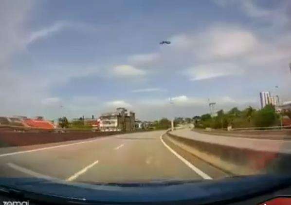 Detik-detik pemotor lawan arus di jalan tol lingkar luar.