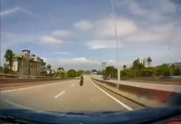 Detik-detik pemotor lawan arus di jalan tol lingkar luar.