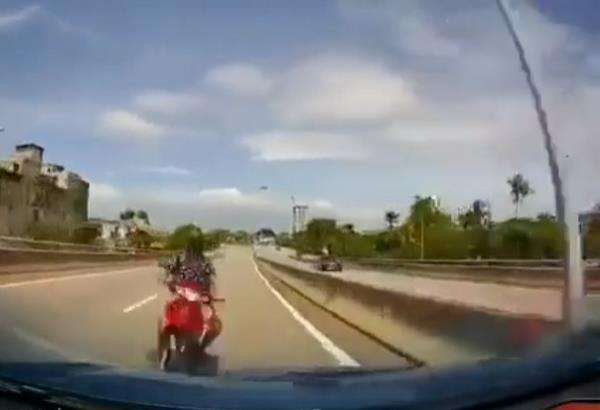 Detik-detik pemotor lawan arus di jalan tol lingkar luar.
